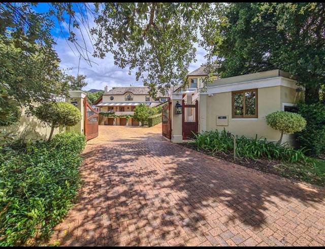 9 BEDROOM HOUSE FOR SALE IN CONSTANTIA